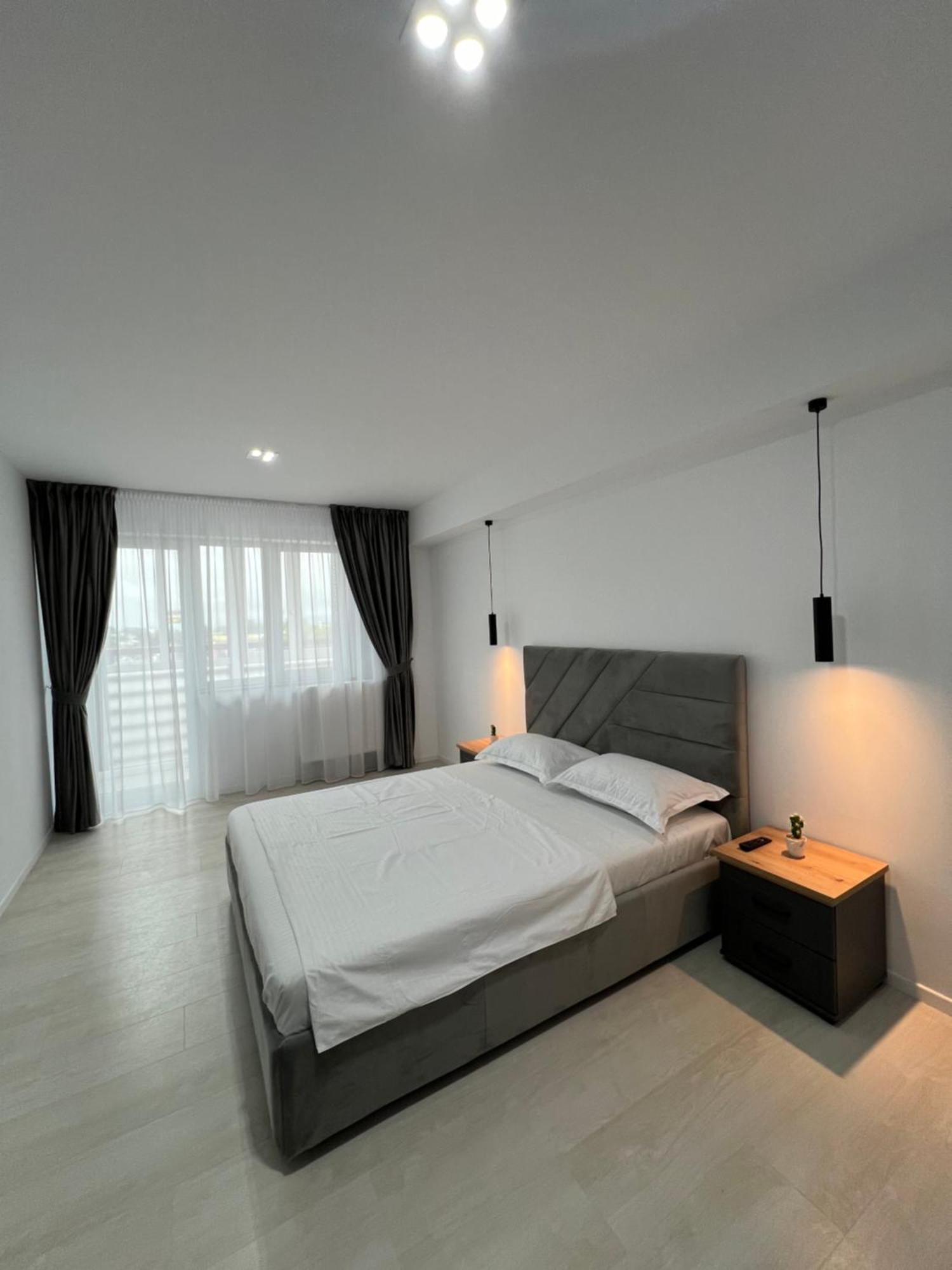 Luxury Sunny Near Center *